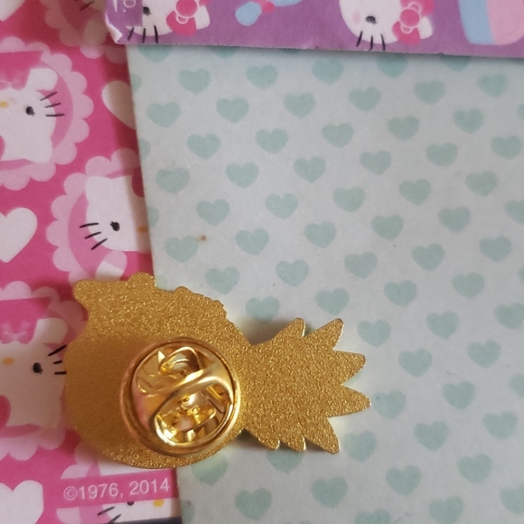 white cat with pineapple pin - Picture 3 of 4